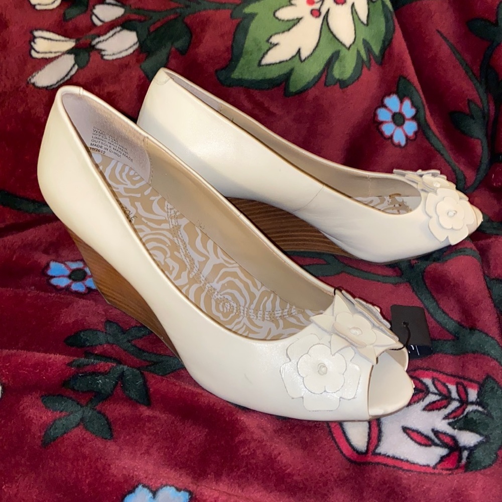 Kenneth Cole Reaction OverChill white wedge peeptoe flowered heel sz 10